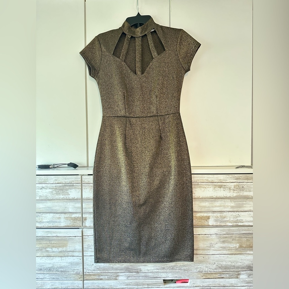 👗✨ Outrageous Fortune Gold Metallic Sheath Dress Cutout Neck Size 10